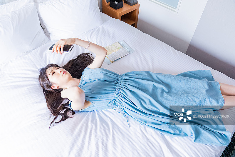 女人在酒店房间放松图片素材