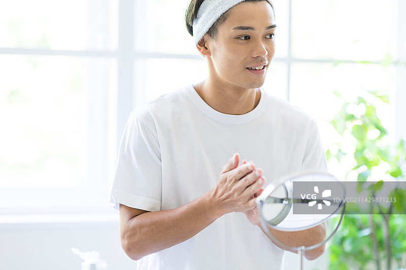 男人涂抹润肤露图片素材