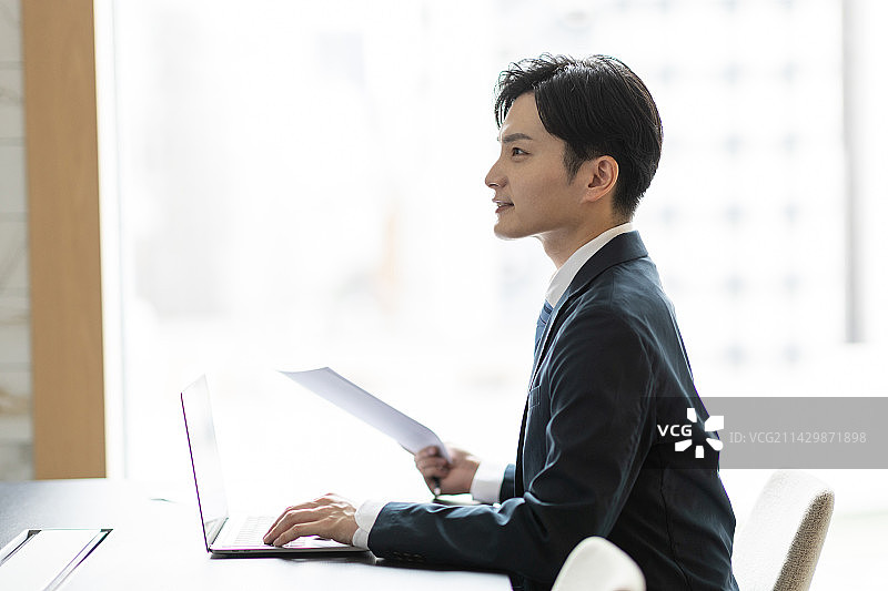 查看文件的商人图片素材