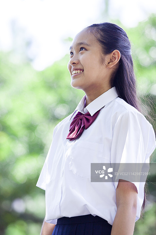 抬头看的中学生图片素材