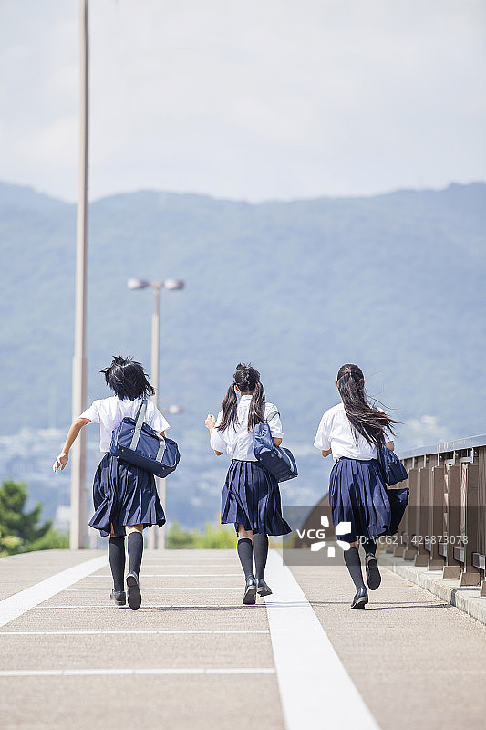 初中生并排跑步图片素材
