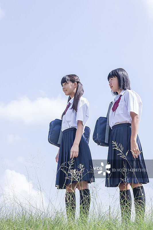 站在岸边的初中生图片素材