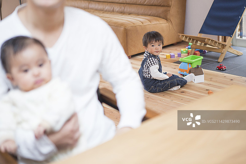 在餐厅放松的家庭图片素材