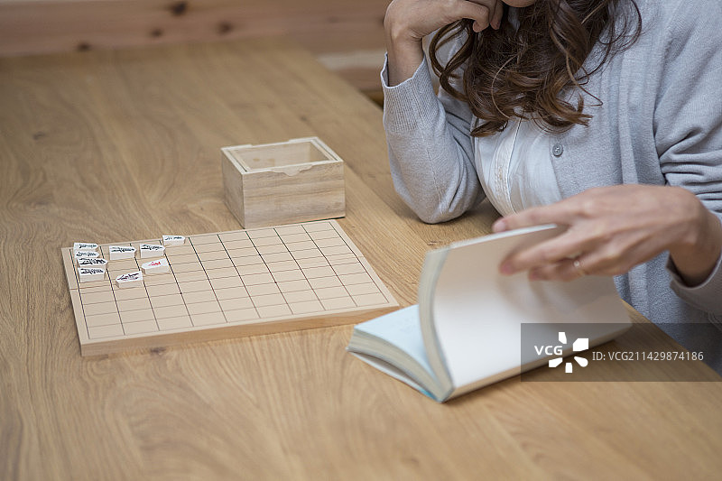 下将棋的女人图片素材