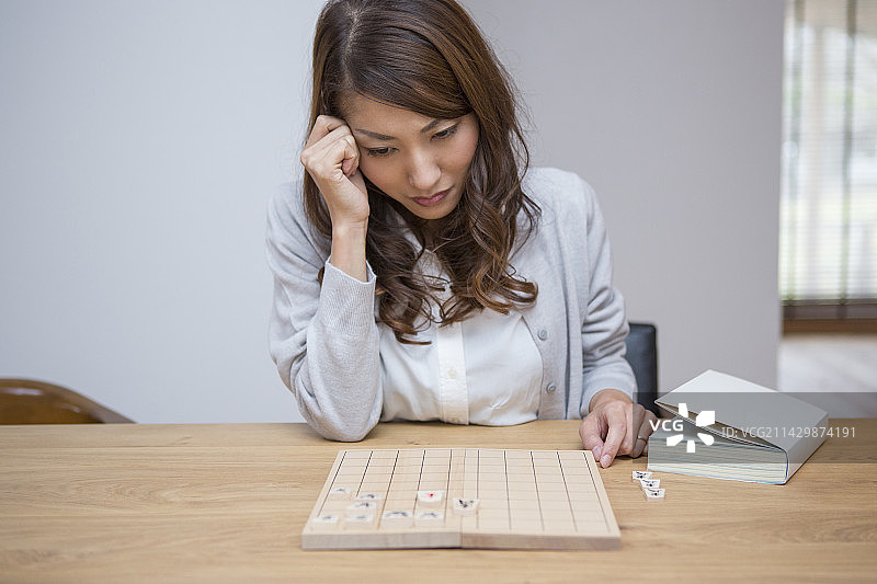 下将棋的女人图片素材