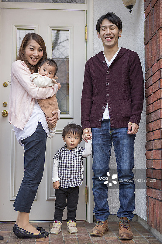 一家人在入口处拍照图片素材