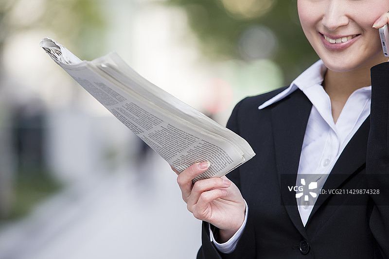 穿着西装打电话的女人图片素材