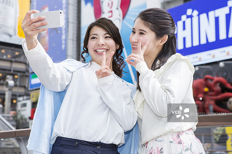 在道顿堀观光的两个女人图片素材