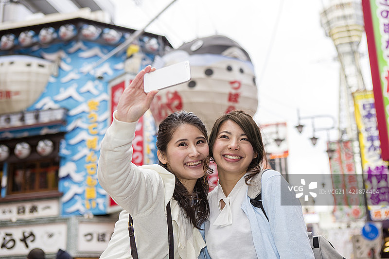 两名女人在大阪新世界观光图片素材