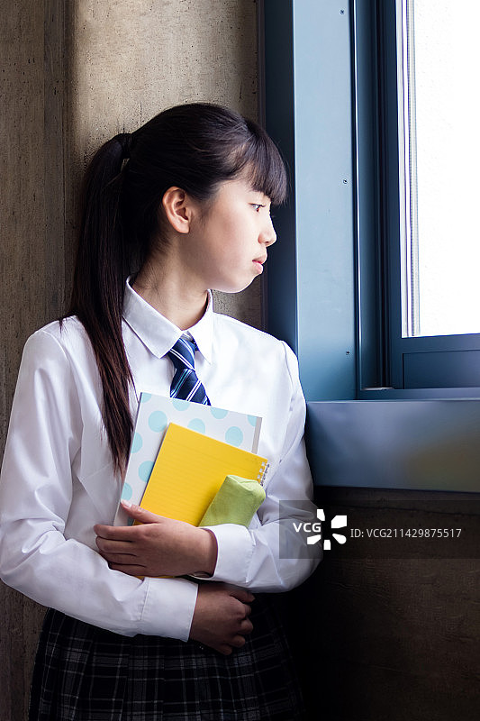 初中女生站在教室里图片素材
