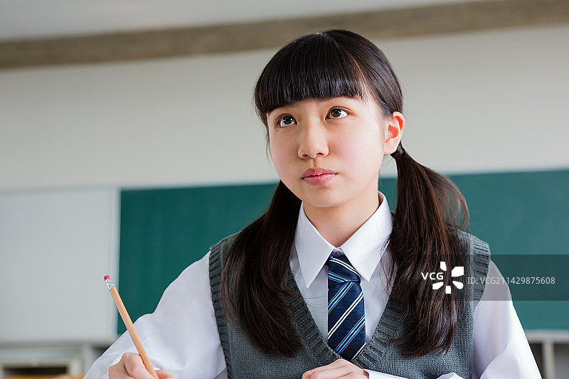 在教室里学习的女中学生图片素材