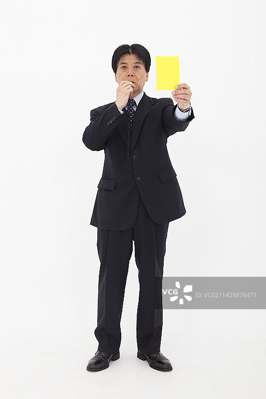 男人出示黄牌图片素材