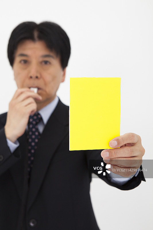 拿着黄牌的男人图片素材