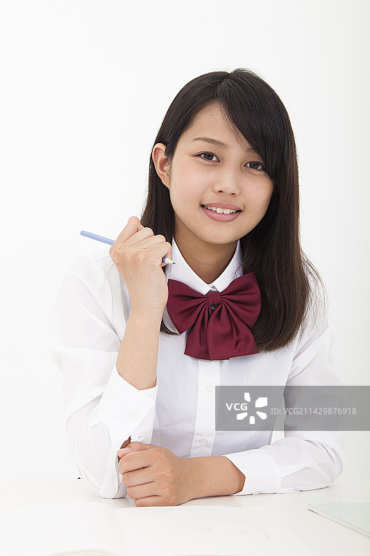 拿着铅笔的高中生图片素材