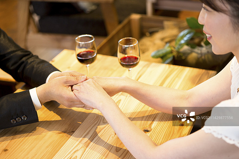 一对情侣手牵手图片素材