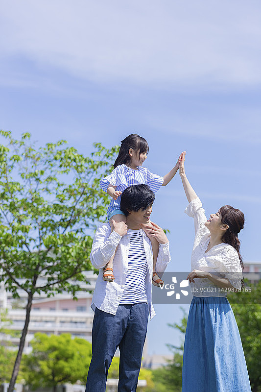 一家人在公园玩耍图片素材