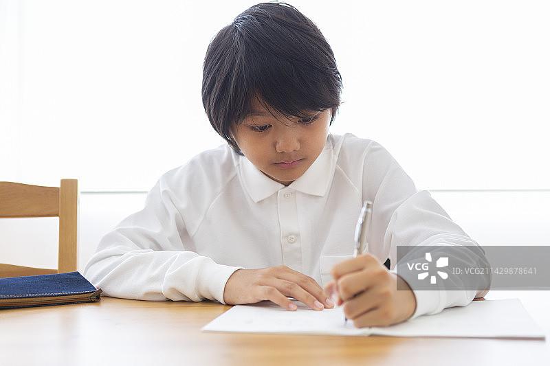 在家学习的中学生图片素材