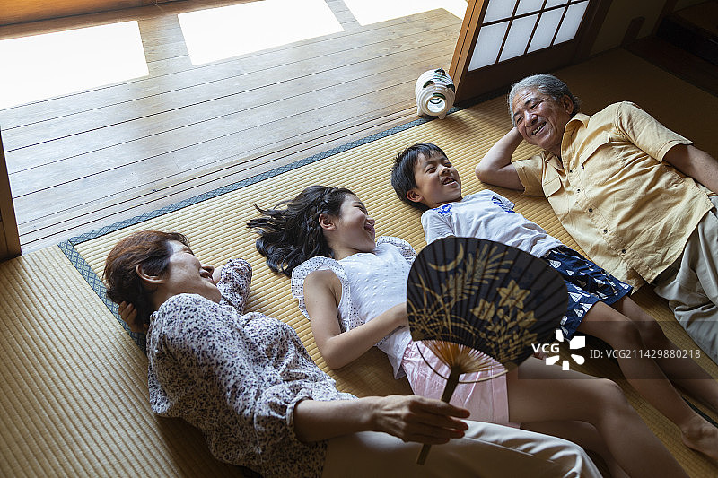 祖父母和孙辈在日式房间小憩图片素材