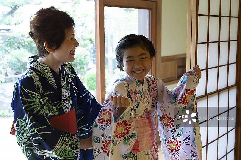 女孩穿着浴衣图片素材