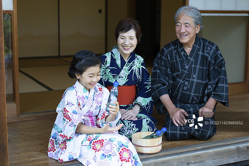 喝弹珠汽水的女孩图片素材