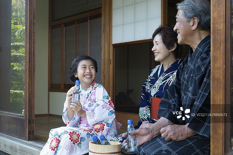 喝弹珠汽水的女孩图片素材