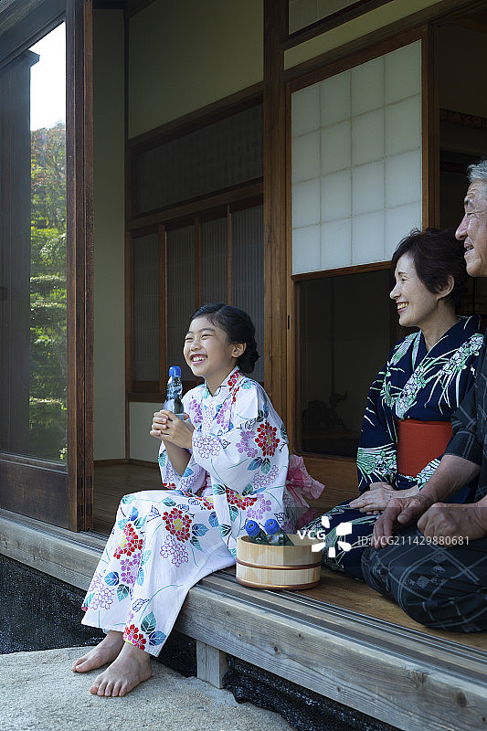 喝弹珠汽水的女孩图片素材