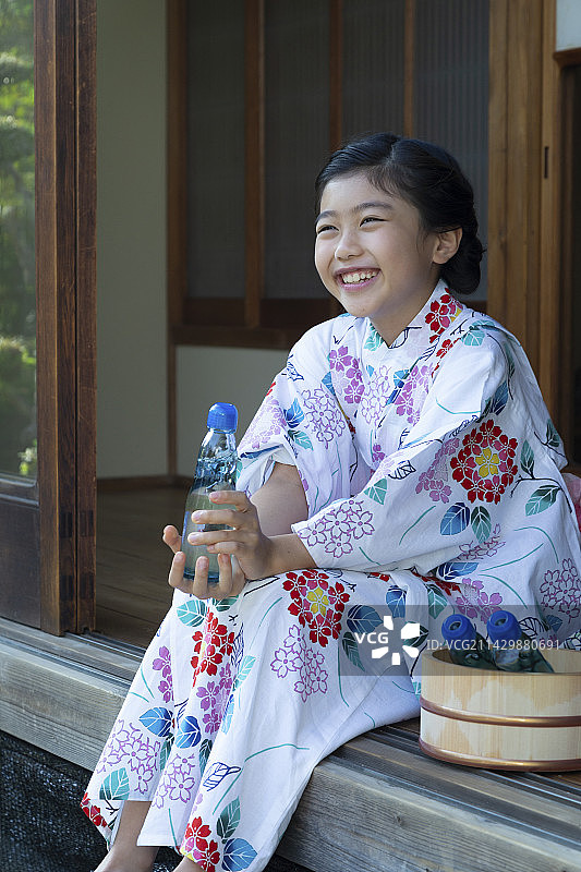 喝弹珠汽水的女孩图片素材
