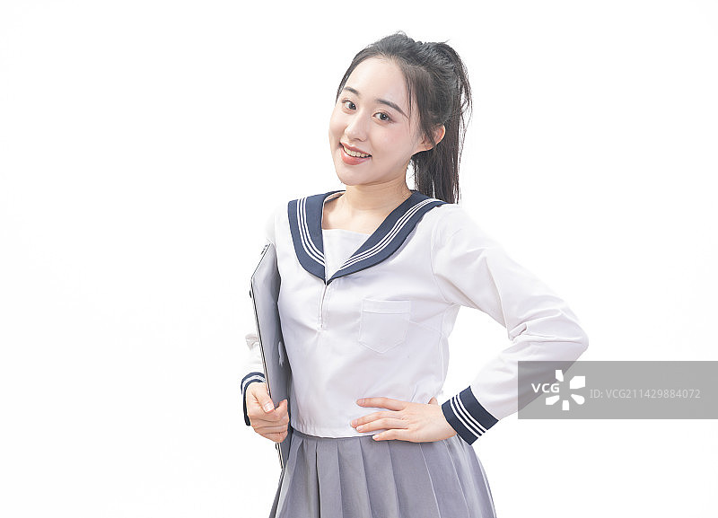 白背景前拿着笔记本电脑的青年女学生半身肖像图片素材