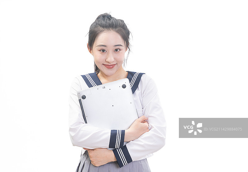 白背景前拿着笔记本电脑的青年女学生半身肖像图片素材