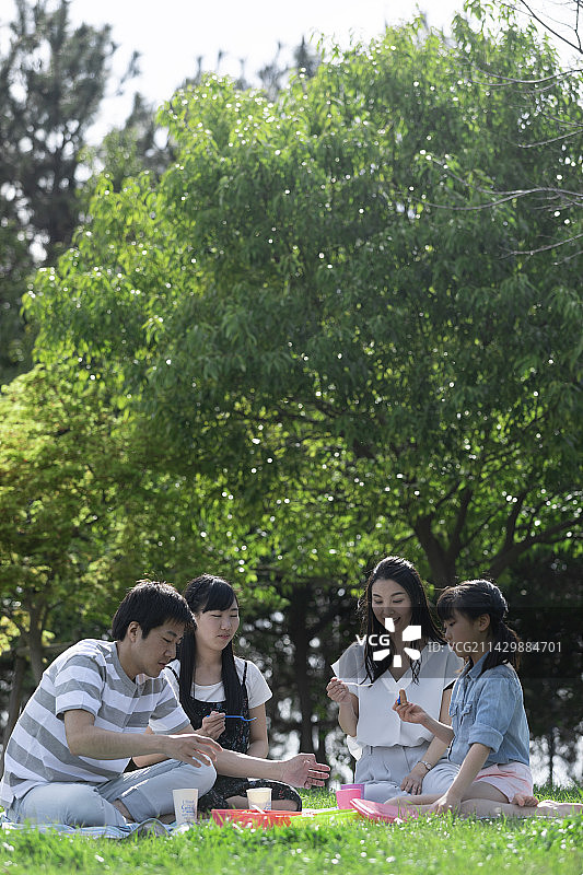 一家人野餐图片素材