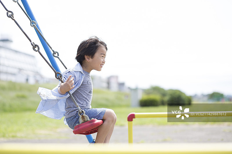 荡秋千的男孩图片素材