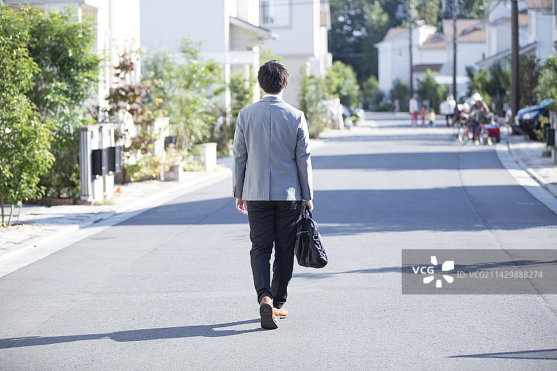 男人去上班的背影图片素材