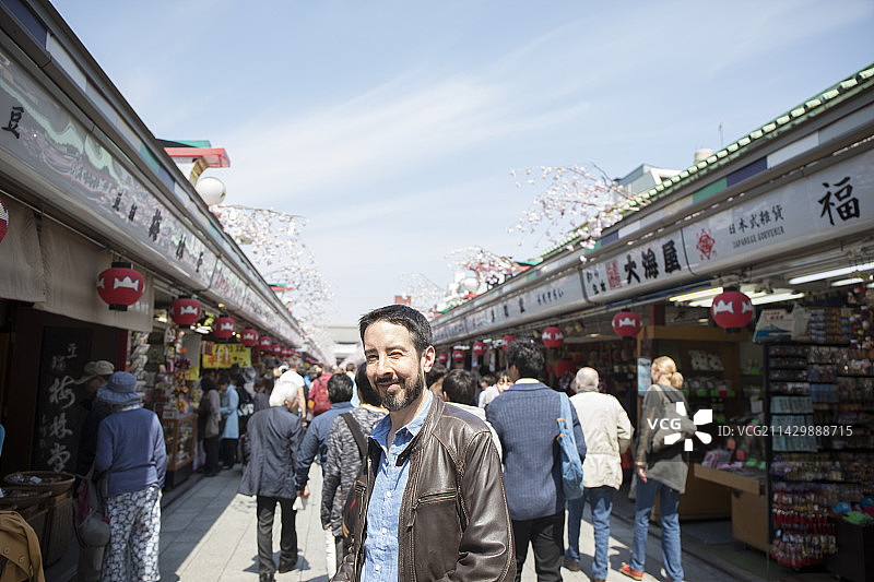 在浅草寺漫步的外国游客图片素材