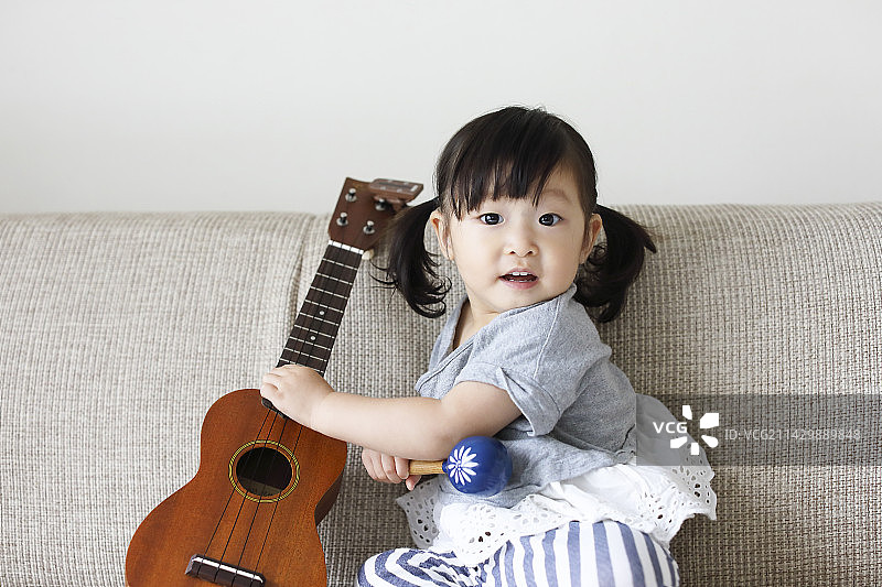 小女孩玩乐器图片素材
