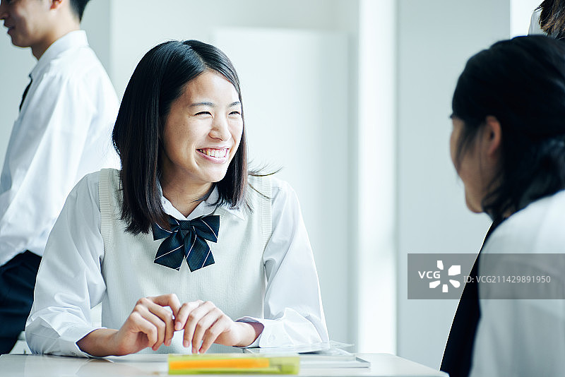 课间在教室里聊天的女高中生图片素材