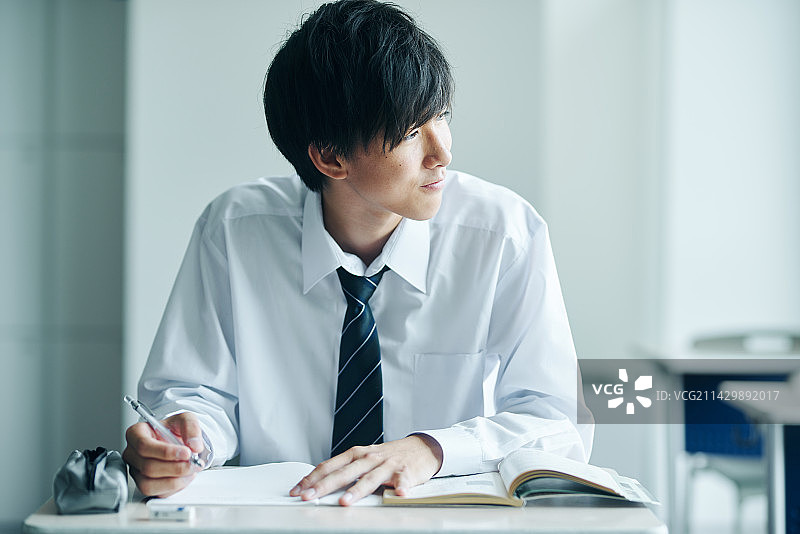 高中男生在教室参加模拟考试图片素材