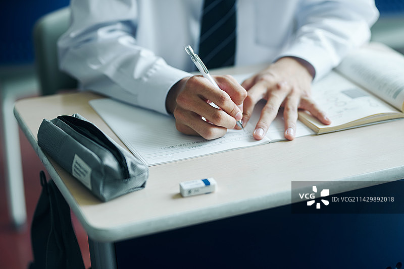 高中生在教室里参加模拟考试图片素材