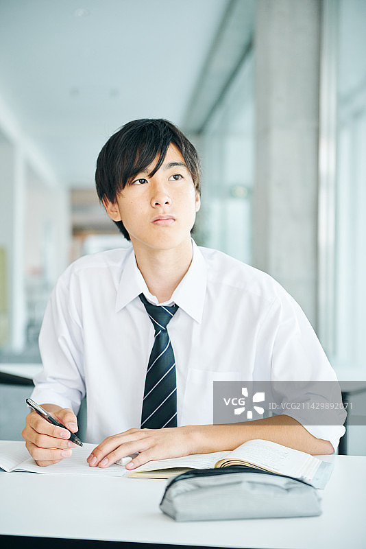 在补习班上课的高中男生图片素材