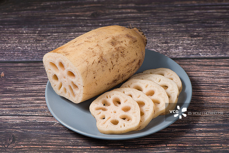 桌上切开的新鲜莲藕图片素材