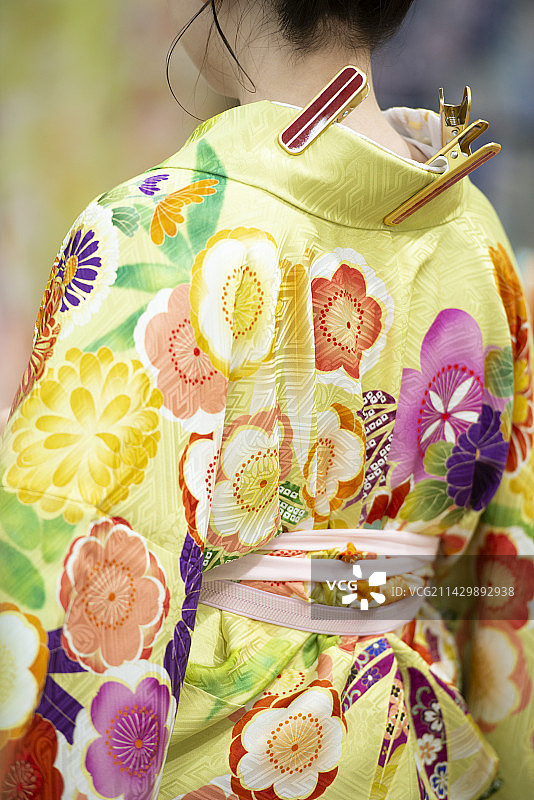 女子穿衣服的背影图片素材