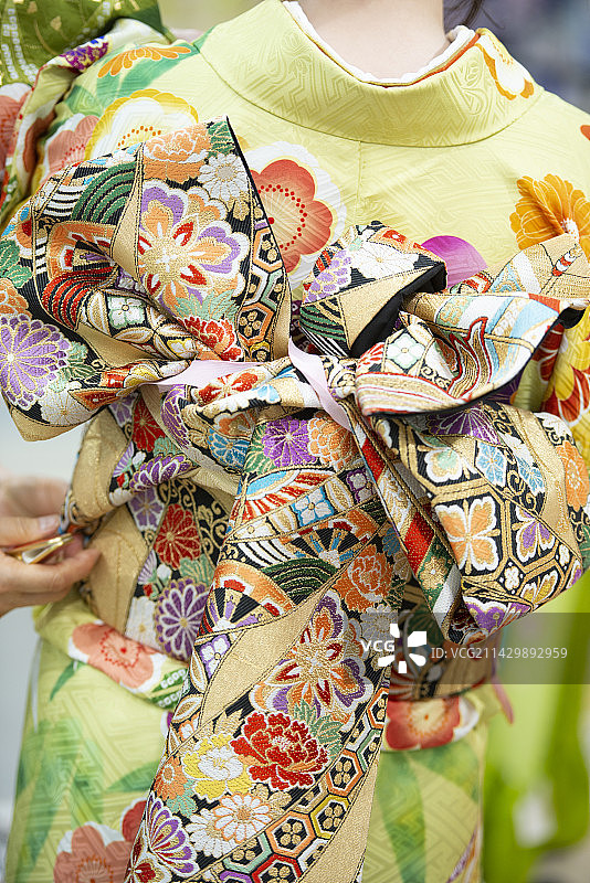 女子穿衣服的背影图片素材