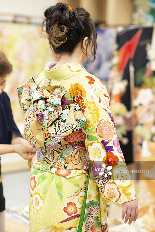 女子穿衣服的背影图片素材