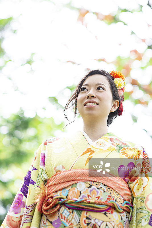 穿和服的女人在森林中微笑图片素材