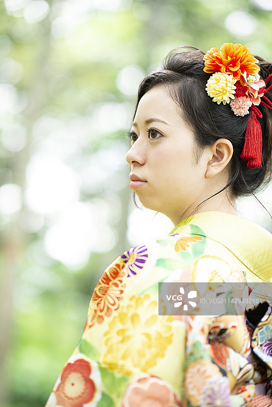 穿着和服站在森林里的女人图片素材