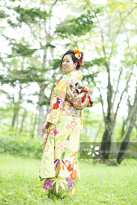 穿着和服在森林里回头的女人图片素材