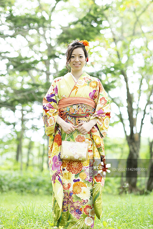 穿和服的女人在森林中微笑图片素材