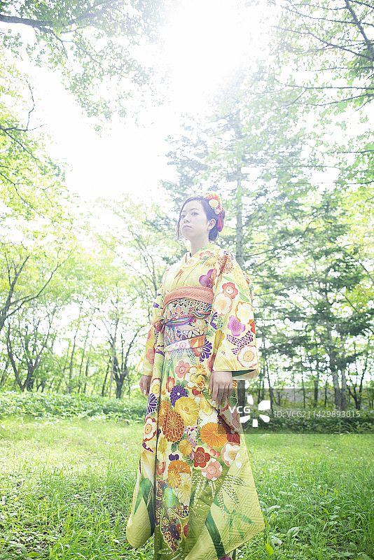 穿着和服站在森林里的女人图片素材