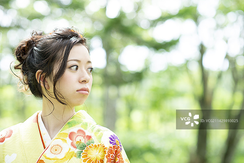 穿着和服站在森林里的女人图片素材