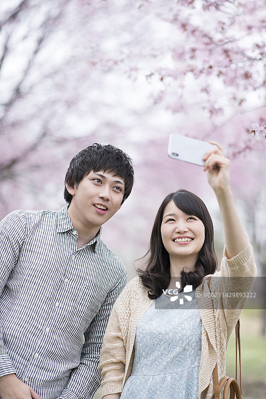 情侣用智能手机自拍合影图片素材