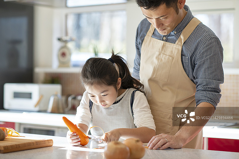 父母和孩子在厨房做饭图片素材